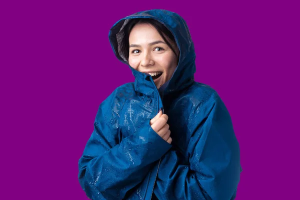 Retrato Una Niña Sonriente Vestida Con Impermeable Azul Gotas Posando — Foto de Stock