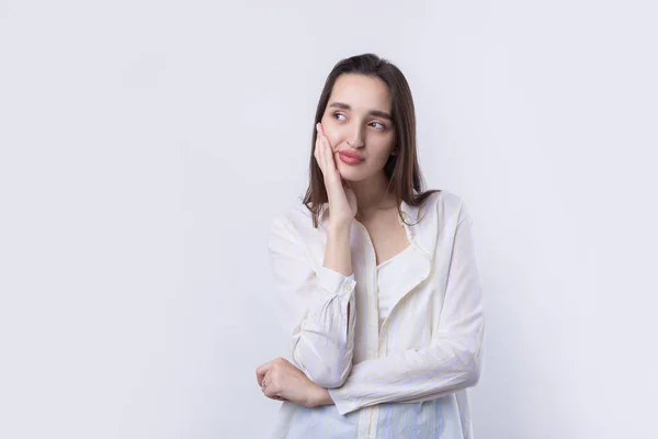 Portrait Une Belle Jeune Femme Pensant Isolée Sur Fond Blanc — Photo