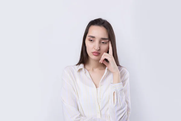 Porträt Einer Schönen Jungen Frau Die Denkt Isoliert Auf Weißem — Stockfoto