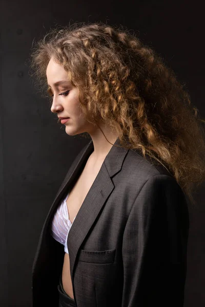 Retrato Uma Jovem Menina Sexy Encaracolado Encaracolado Uma Jaqueta Com — Fotografia de Stock