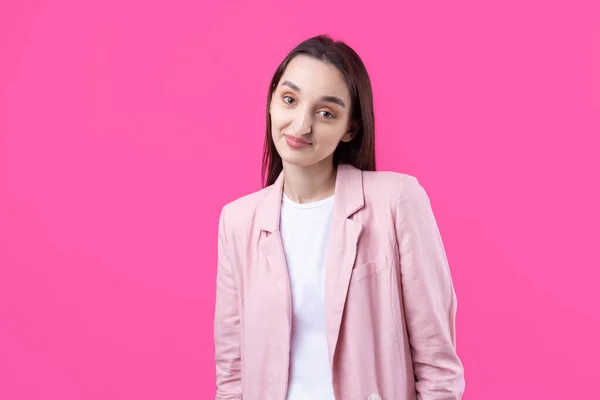 Retrato Bela Jovem Mulher Rosa Jaqueta Pensando Isolado Fundo Vermelho — Fotografia de Stock