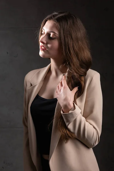 Portrait Young Brunette Long Hair Studio Dramatic Photo Dark Colors — Stock Photo, Image