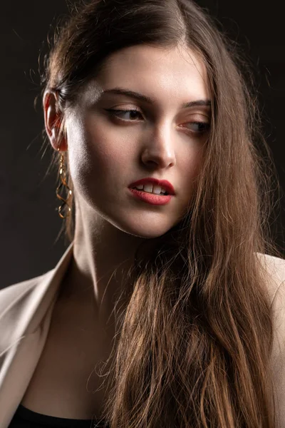 Retrato Una Joven Morena Pelo Largo Estudio Foto Dramática Colores — Foto de Stock