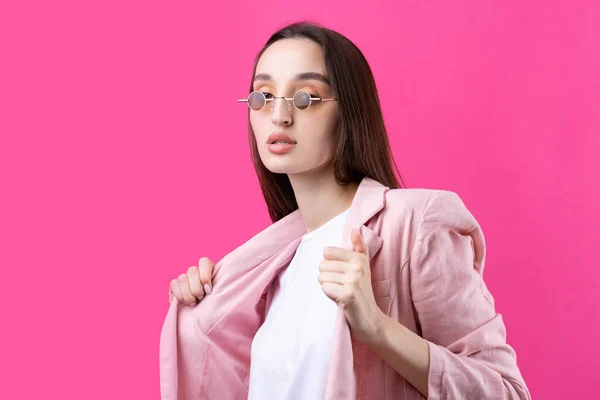 Porträt Einer Schönen Jungen Frau Rosa Jacke Die Isoliert Auf — Stockfoto