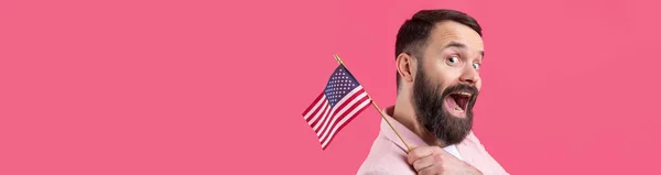 Portrait Jeune Homme Satisfait Avec Une Barbe Avec Drapeau Américain — Photo