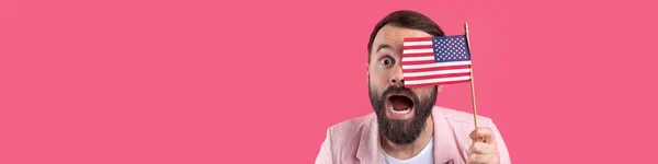 Porträtt Nöjd Ung Man Med Skägg Med Amerikansk Flagga Röd — Stockfoto