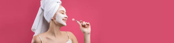 Fille Avec Masque Cosmétique Sur Son Visage Dans Une Serviette — Photo