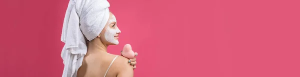 Menina Com Uma Máscara Cosmética Seu Rosto Uma Toalha Branca — Fotografia de Stock