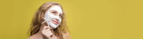 Het Meisje Maakt Procedures Met Een Cosmetisch Masker Haar Gezicht — Stockfoto