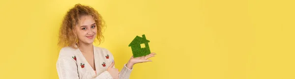 Boldog Házvásárlót Egy Fiatal Lány Kezében Egy Zöld Ház Modellje — Stock Fotó