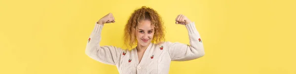 Jovem Feliz Levanta Punho Deleite Gestos Vitória Bem Sucedidos — Fotografia de Stock