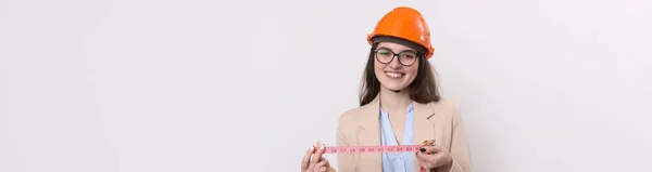 Ragazza Ingegnere Casco Costruzione Arancione Con Nastro Misurazione Tra Mani — Foto Stock