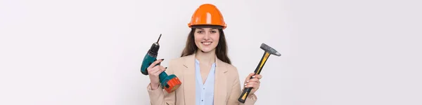 Chica Ingeniera Casco Construcción Naranja Con Destornillador Martillo Sobre Fondo —  Fotos de Stock