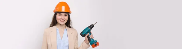 Női Mérnök Narancssárga Építési Sisakban Csavarhúzóval Kalapáccsal Fehér Alapon — Stock Fotó