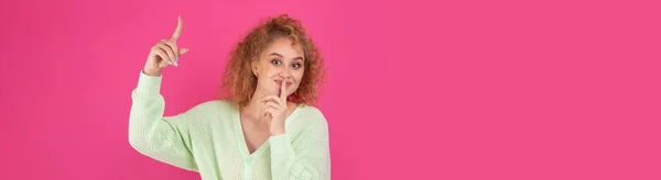Young Girl Curly Hair Points Gesture Studio Background — Stock Photo, Image
