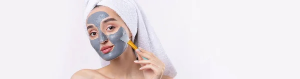 Une Femme Avec Masque Cosmétique Argile Grise Dans Une Serviette — Photo