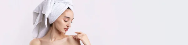 Bella Ragazza Con Sopracciglia Spesse Pelle Perfetta Sfondo Bianco Asciugamano — Foto Stock