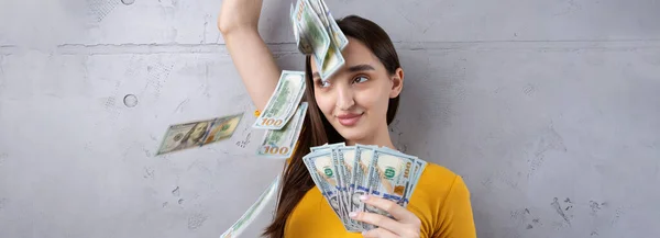 Foto Uma Mulher Rica Roupas Simples Segurando Dinheiro Dólar Isolado — Fotografia de Stock