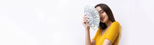 Fotografie Bohaté Ženy Jednoduchých Šatech Drží Fanoušek Dolarů Peníze Izolované — Stock fotografie
