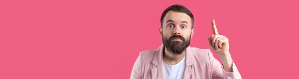 Bonito Homem Com Uma Barba Casaco Rosa Está Pensando Sobre — Fotografia de Stock
