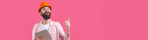 Портрет Молодого Инженера Строителя Носит Оранжевую Каску Розовой Куртке Стоящей — стоковое фото