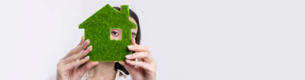 若い女の子の不動産業者は 彼女の手に緑の家のモデルを保持しています 生態系不動産の売却 — ストック写真