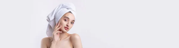 Menina Bonita Com Sobrancelhas Grossas Pele Perfeita Fundo Branco Toalha — Fotografia de Stock