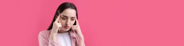 Retrato Una Hermosa Joven Chaqueta Rosa Pensando Aislado Sobre Fondo — Foto de Stock