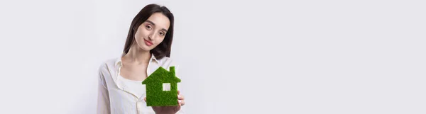 Ein Junges Maklermädchen Hält Ein Modell Eines Grünen Hauses Ihren — Stockfoto