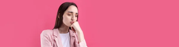 Retrato Bela Jovem Mulher Rosa Jaqueta Pensando Isolado Fundo Vermelho — Fotografia de Stock