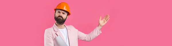 Porträt Eines Jungen Bauingenieurs Mit Orangefarbenem Hut Einem Rosafarbenen Sakko — Stockfoto
