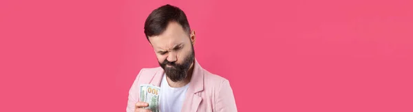 Portret Van Een Tevreden Jonge Zakenman Met Een Baard Gekleed — Stockfoto