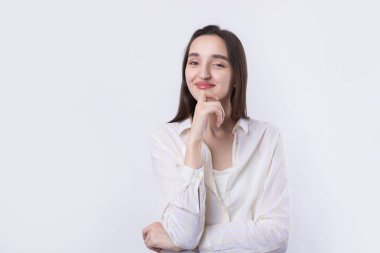 Beyaz arka planda soyutlanmış, düşünen güzel bir genç kadının portresi.