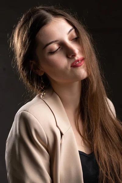 Retrato Uma Jovem Morena Com Cabelos Longos Estúdio Foto Dramática — Fotografia de Stock