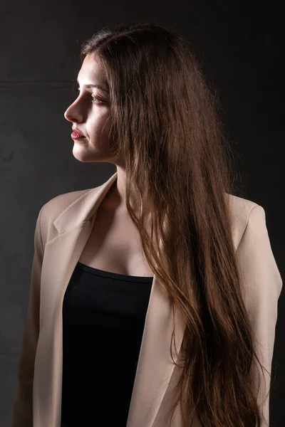 Portrait Young Brunette Long Hair Studio Dramatic Photo Dark Colors — Stock Photo, Image