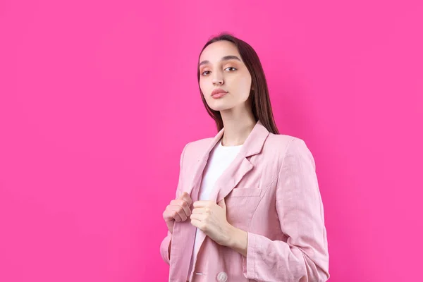 Porträt Einer Schönen Jungen Frau Rosa Jacke Die Isoliert Auf — Stockfoto