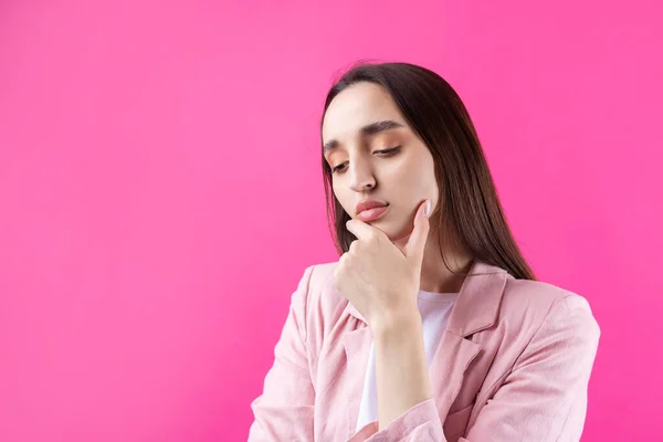 Retrato Bela Jovem Mulher Rosa Jaqueta Pensando Isolado Fundo Vermelho — Fotografia de Stock