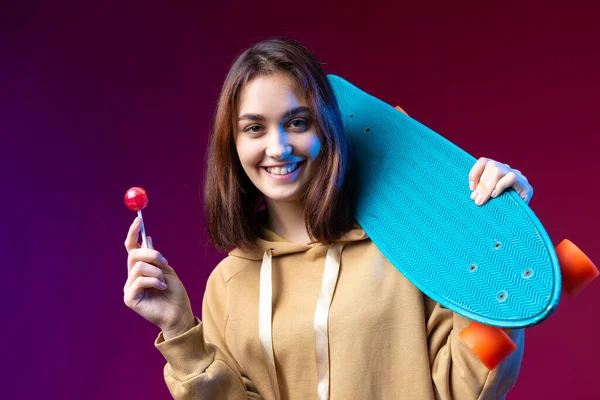 Junge Schöne Modische Hipster Mädchen Einem Kapuzenpullover Hält Ein Skateboard — Stockfoto