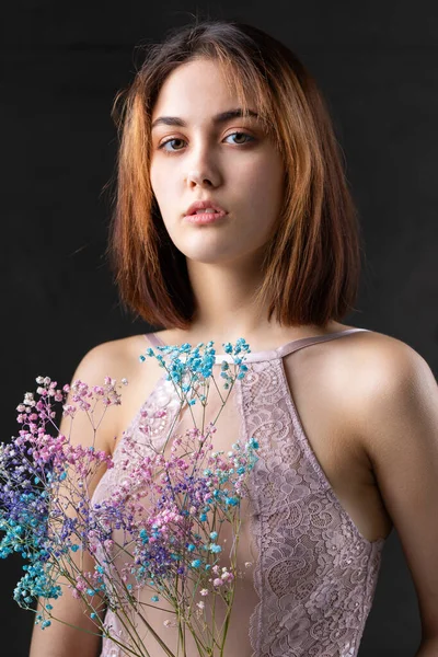 Eine Schöne Sexy Dame Einem Eleganten Nackten Body Hält Blumen — Stockfoto