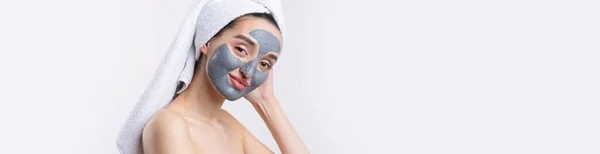Kvinna Med Grå Lera Kosmetisk Mask Vit Handduk Huvudet Vit — Stockfoto