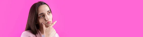Портрет Красивой Молодой Женщины Розовой Куртке Мыслящей Изолированно Красном Фоне — стоковое фото