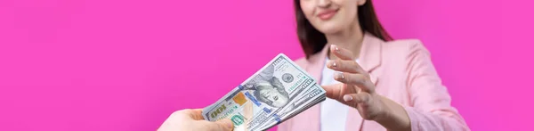 Una Mujer Con Una Chaqueta Rosa Recibe Soborno Dólares Sobre —  Fotos de Stock