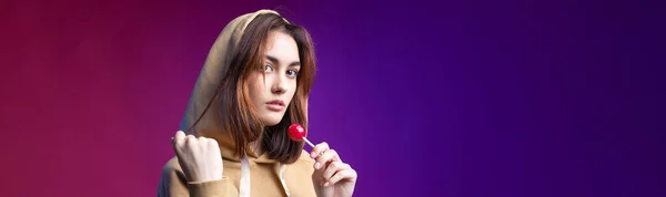 Retrato Uma Mulher Com Capuz Meninas Lambendo Pirulito Redondo Vermelho — Fotografia de Stock