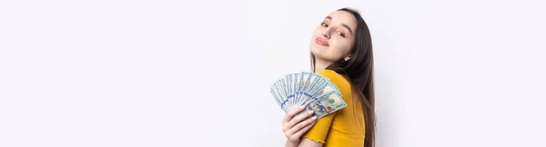 Fotografie Bohaté Ženy Jednoduchých Šatech Drží Fanoušek Dolarů Peníze Izolované — Stock fotografie