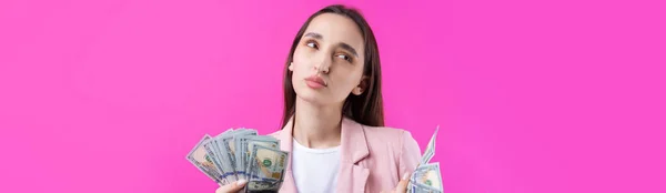 Una Donna Con Una Giacca Rosa Tiene Banconote Dollaro Una — Foto Stock