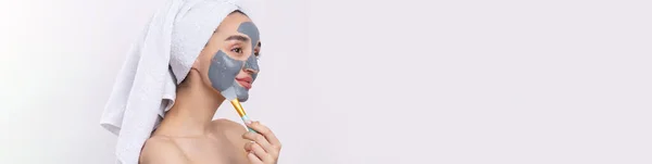 Une Femme Avec Masque Cosmétique Argile Grise Dans Une Serviette — Photo