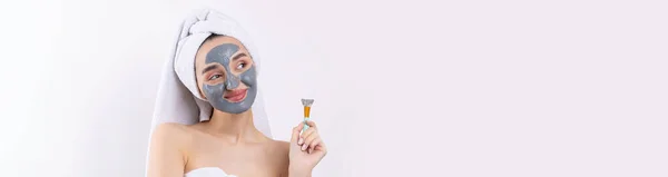 Uma Mulher Com Uma Máscara Cosmética Barro Cinza Uma Toalha — Fotografia de Stock