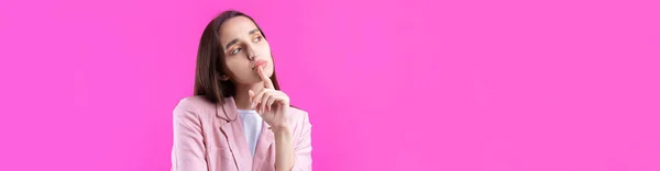 Retrato Bela Jovem Mulher Rosa Jaqueta Pensando Isolado Fundo Vermelho — Fotografia de Stock