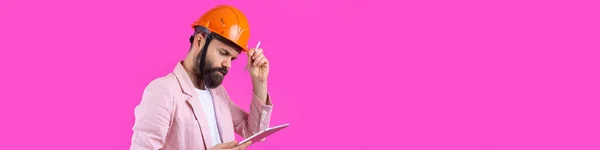 Retrato Joven Ingeniero Construcción Que Usa Casco Naranja Con Una — Foto de Stock