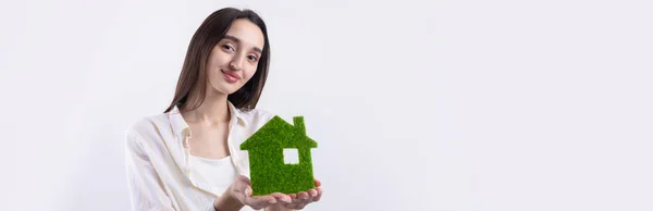 Una Giovane Ragazza Agente Immobiliare Tiene Mano Modello Una Casa — Foto Stock